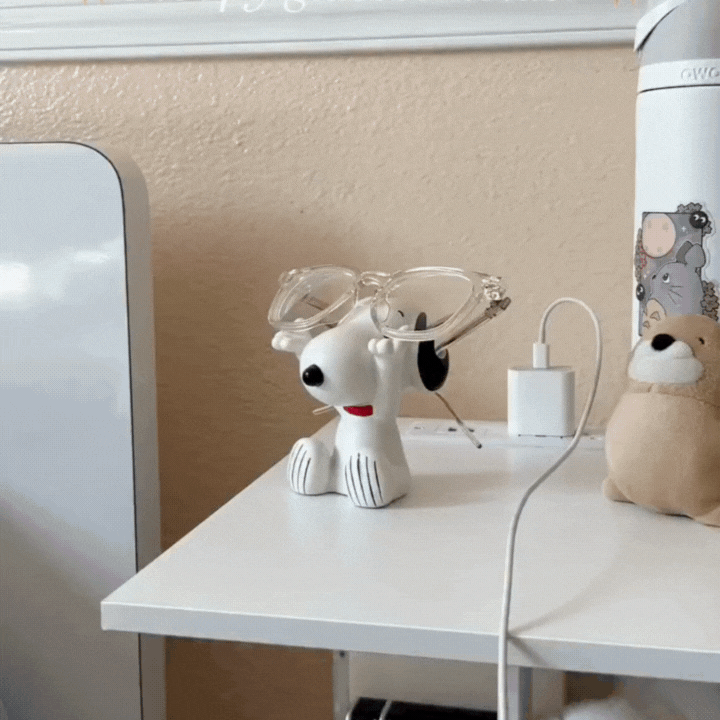 Cute Snoopy Eyeglass Holder